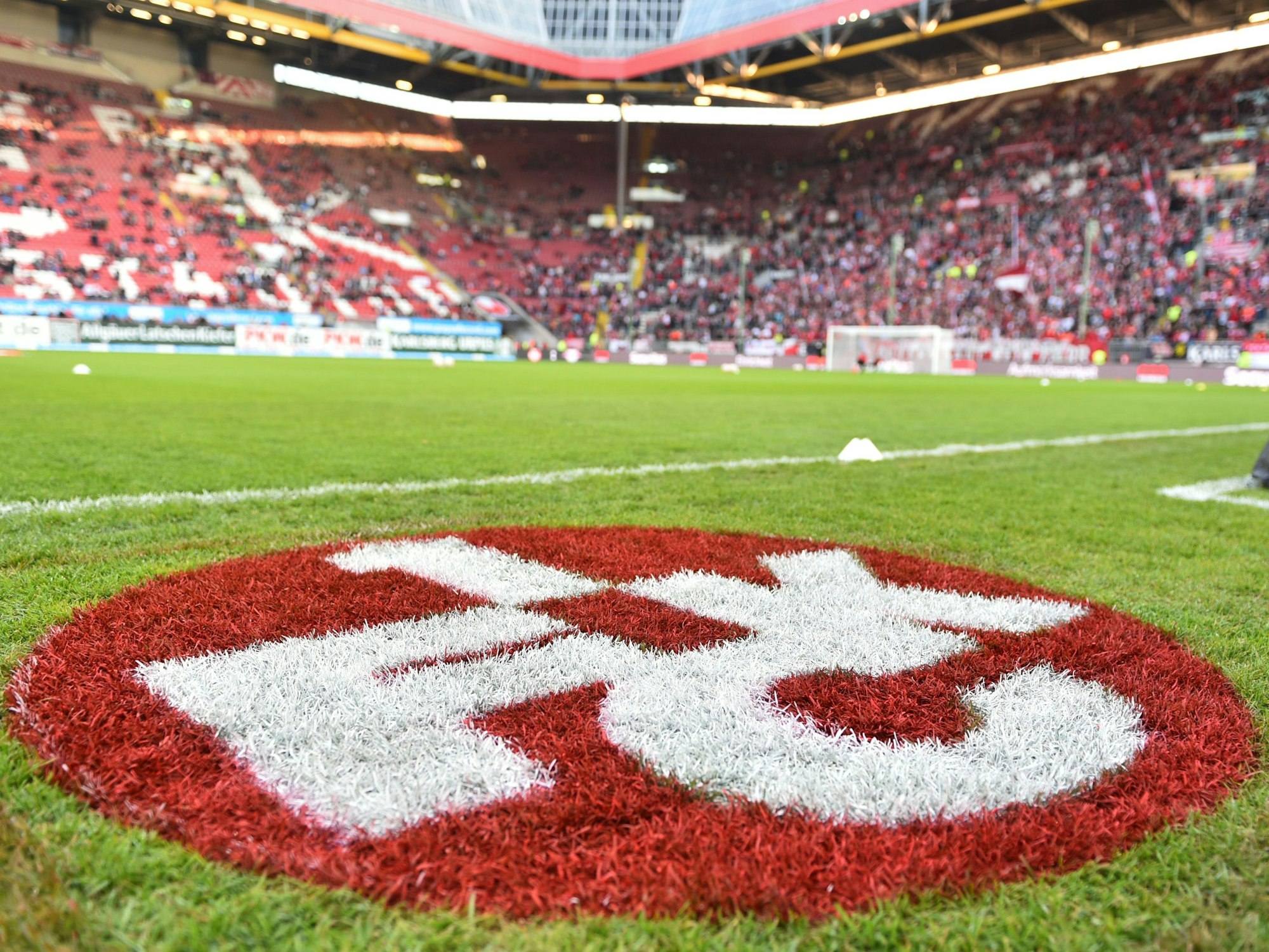 Das Wappen des 1. FC Kaiserslautern ist auf dem Rasen des Spielfelds zu sehen.