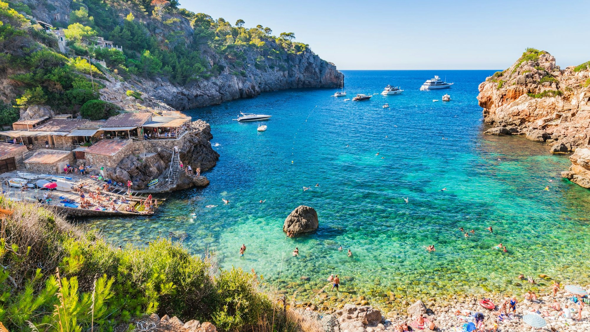 Auf dem Foto sieht man die Bucht Cala Deià bei Mallorca.