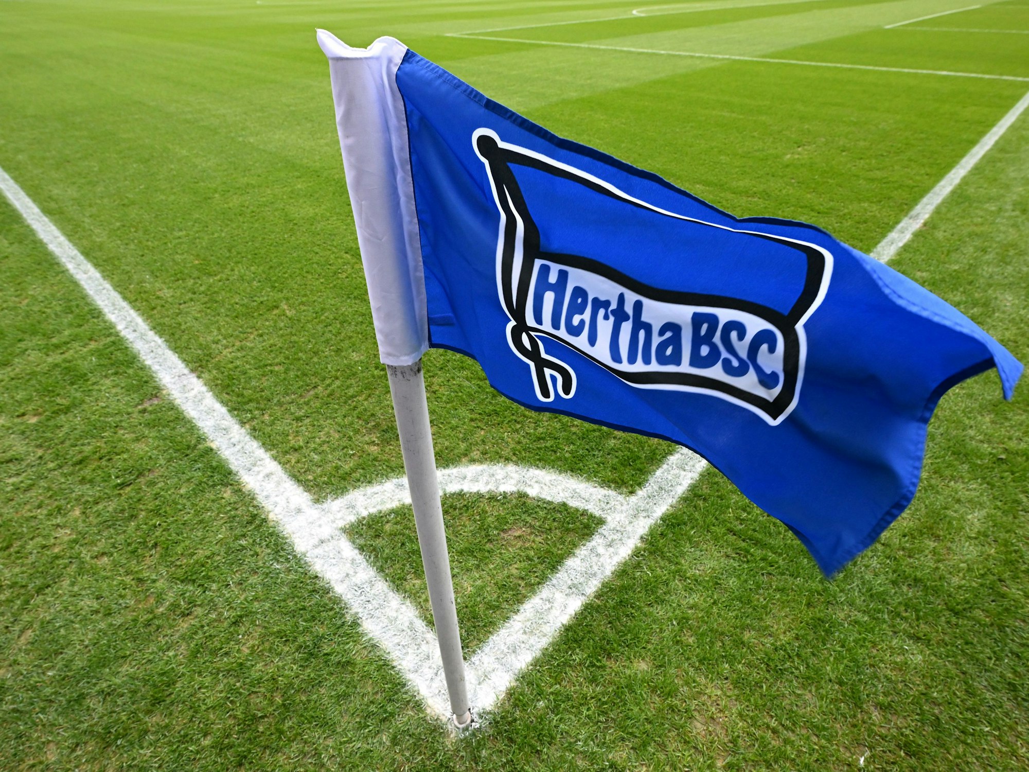 Eckfahne mit dem Hertha-Logo weht vor dem Spiel im Wind.