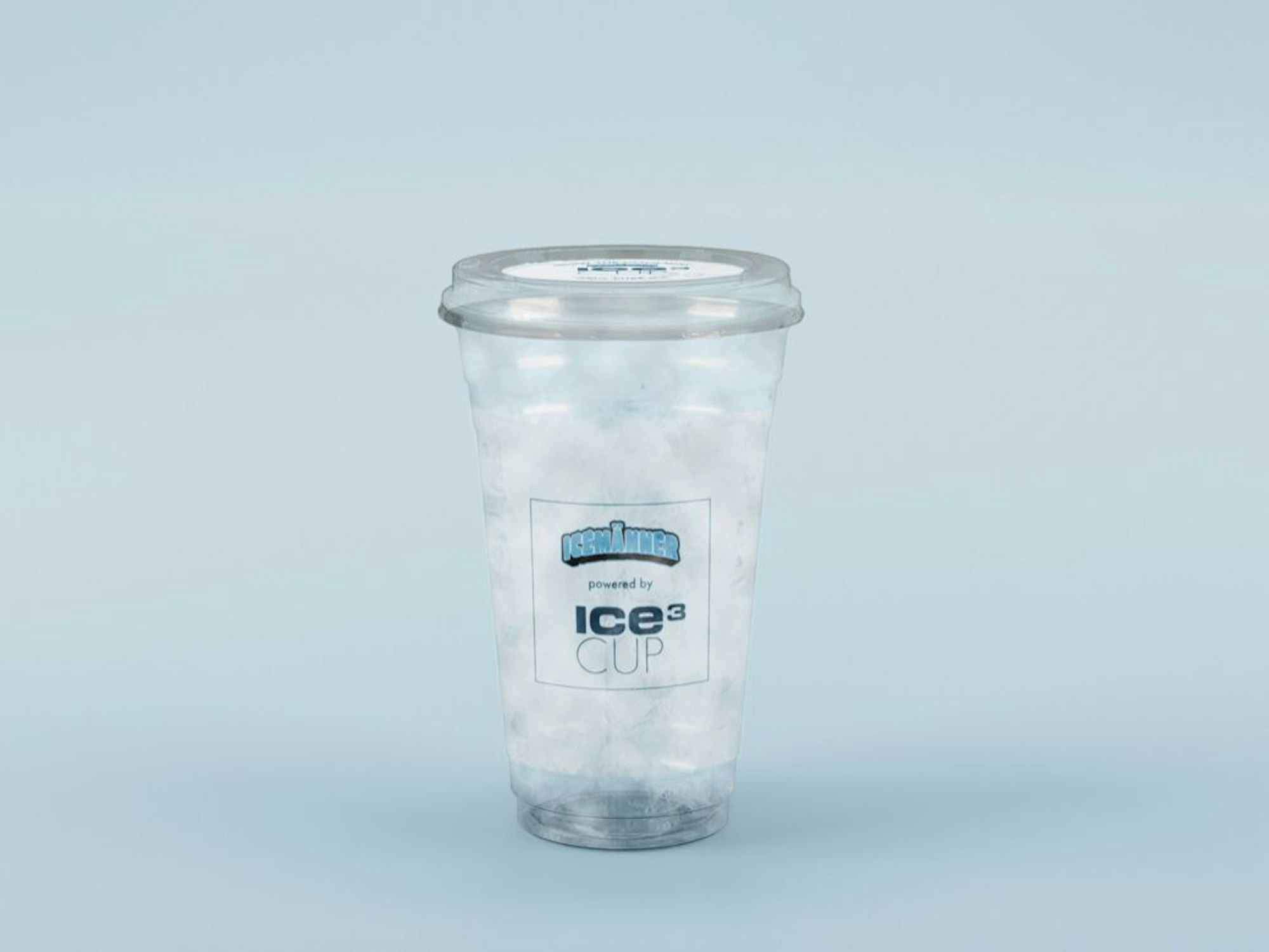 Der mit Eiswürfel gefüllte Plastikbecher der „Icemänner“.