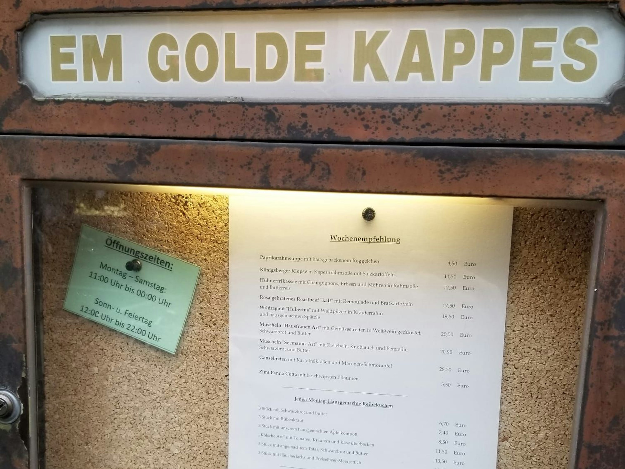 Eine Preiskarte im Aushang Em Golde Kappes