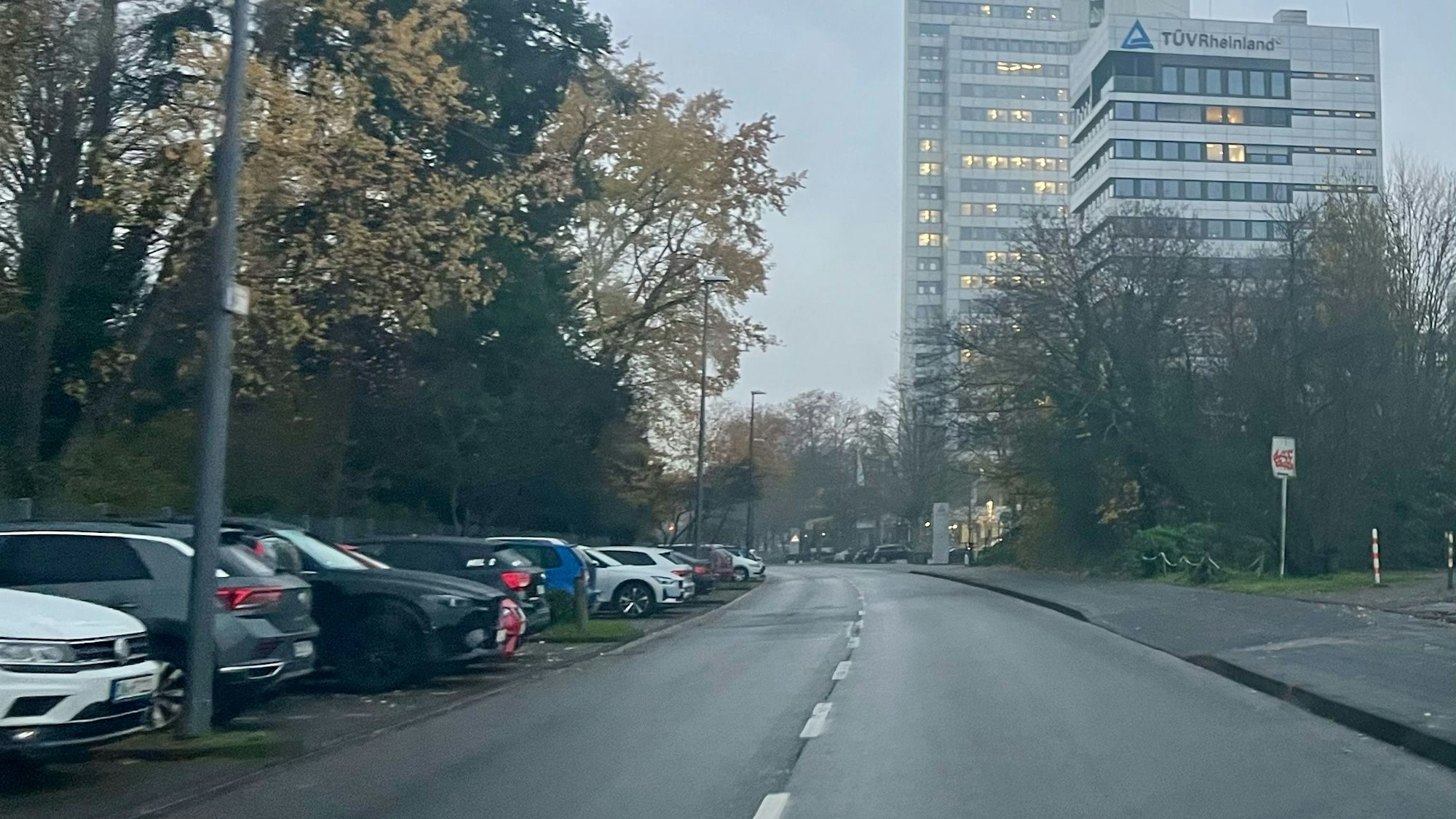 Die Straße Am Grauen Stein in Köln-Poll. Im Hintergrund ist dasTÜV Rheinland Gebäude zu sehen. Foto: René Denzer
