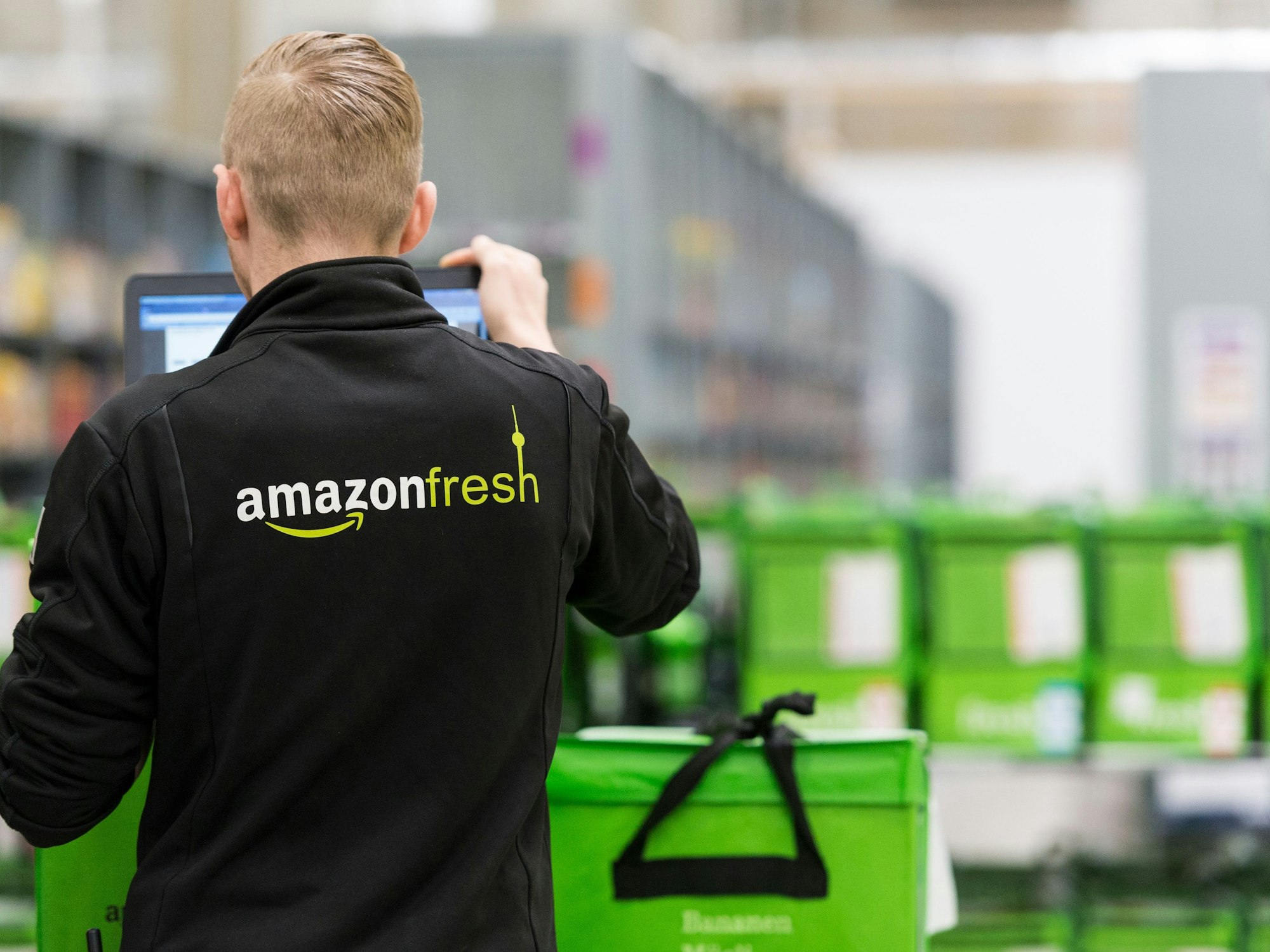 Ein Mitarbeiter des Lebensmittellieferdienstes Amazon Fresh, hier im Juli 2017 in Berlin.