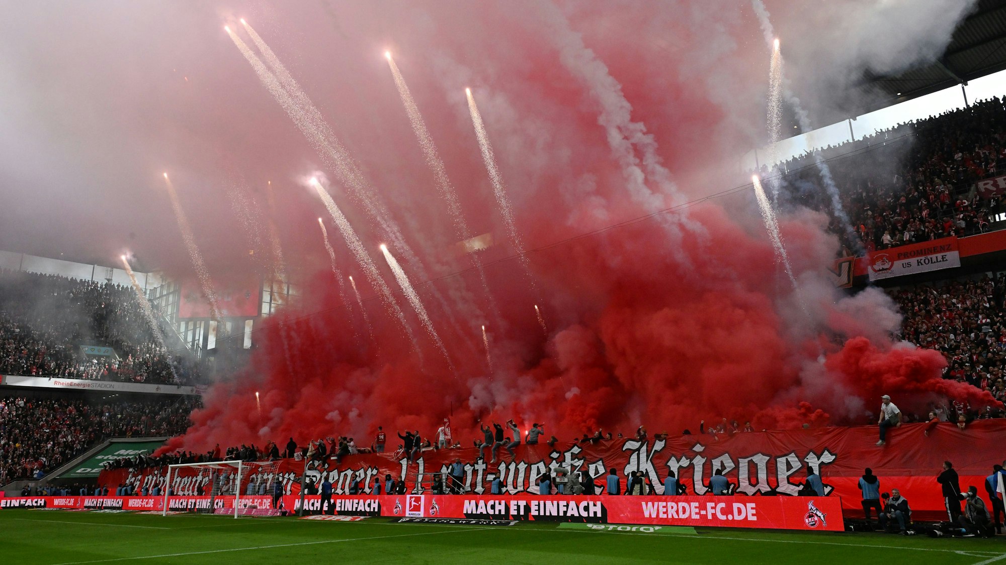 Kölner Fans zündeten vor dem Anpfiff des Derbys gegen Gladbach Bengalos und Rauchtöpfe in großer Anzahl.