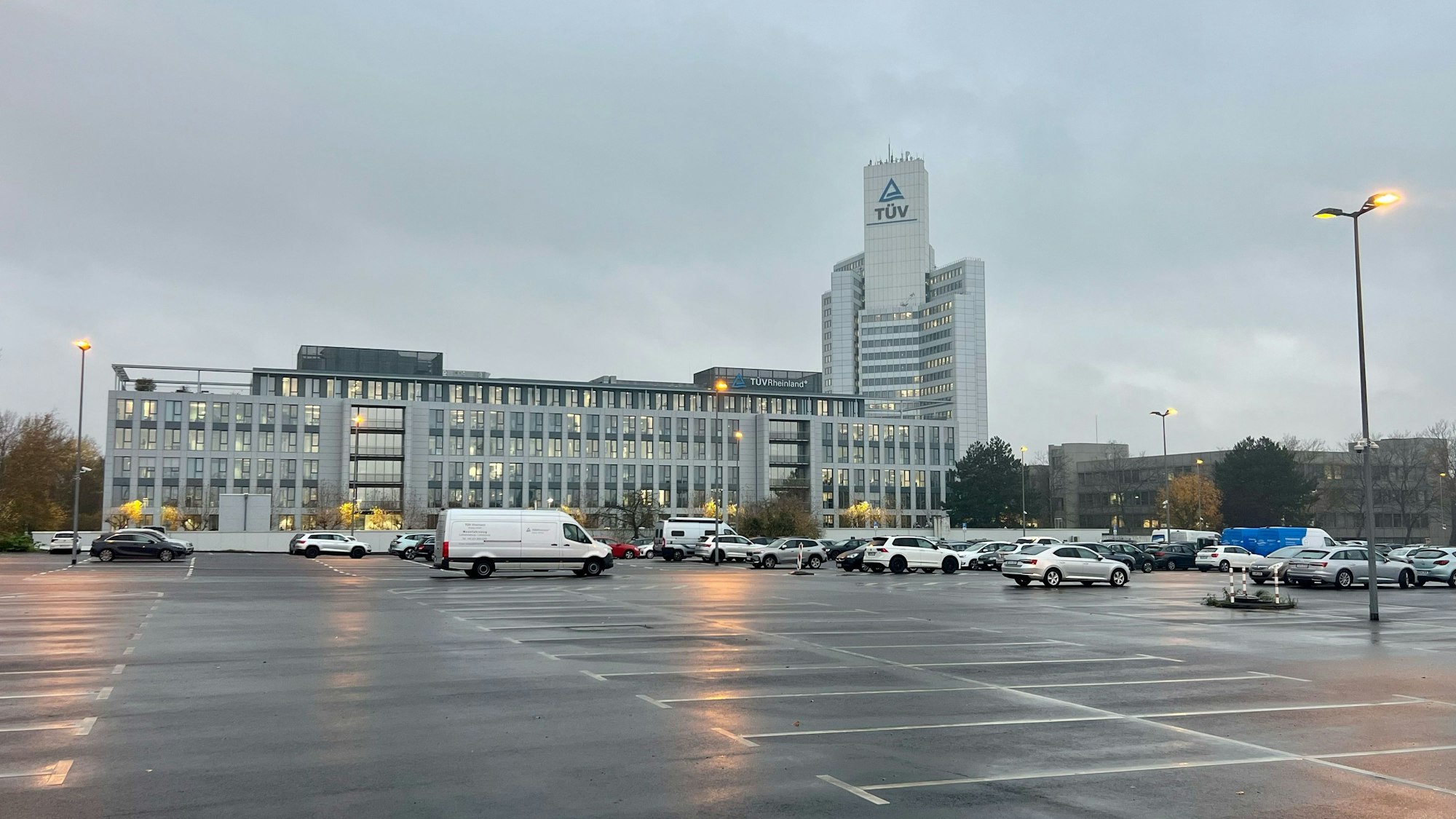 Außenansicht des TÜV Rheinland Gebäudes am Standort Köln-Poll. Foto: René Denzer