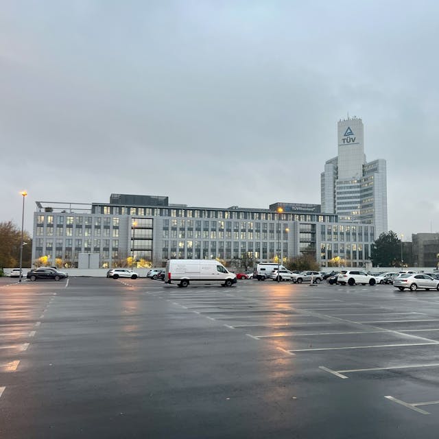 Außenansicht des TÜV Rheinland Gebäudes am Standort Köln-Poll. Foto: René Denzer