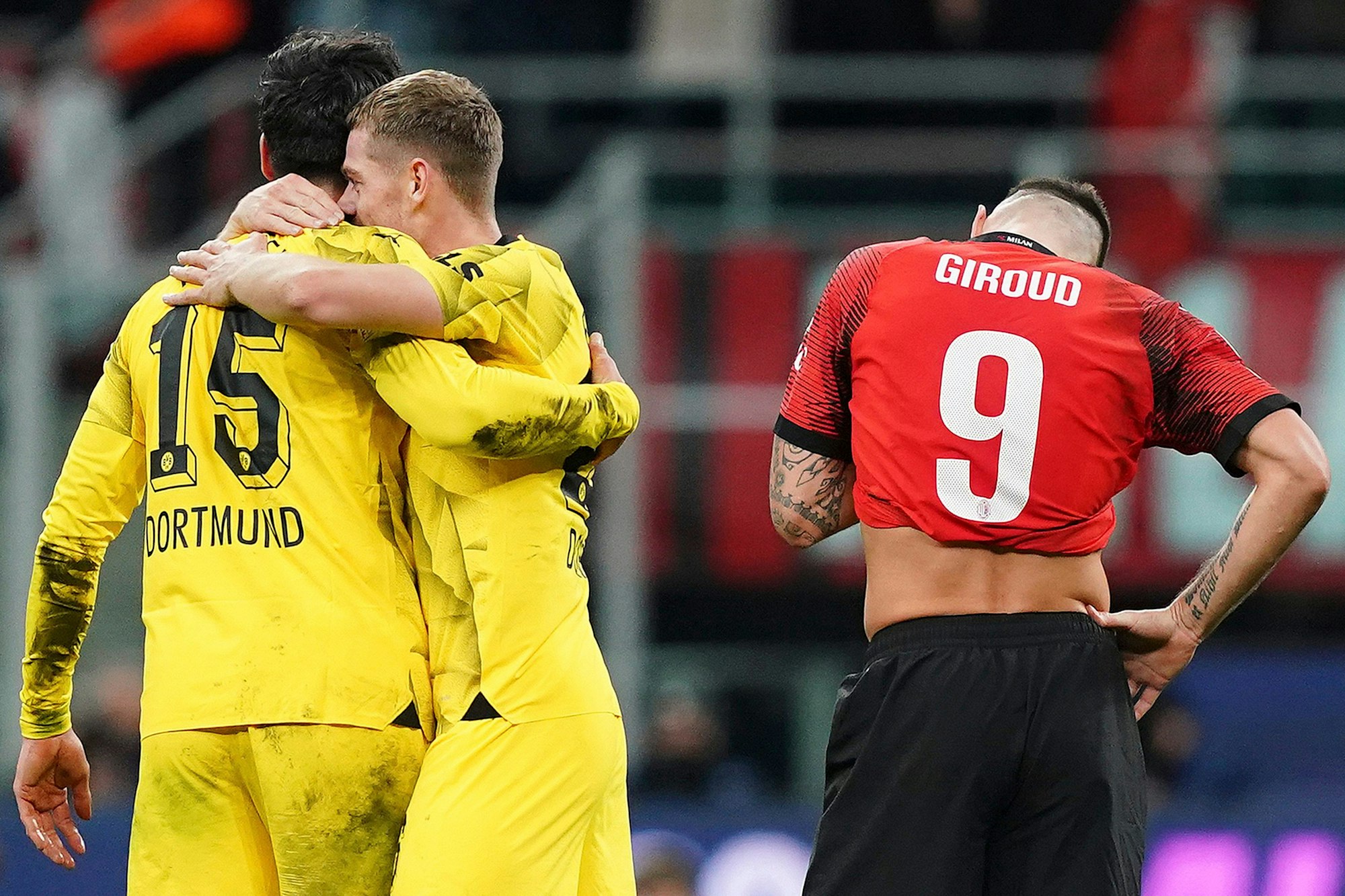 Die BVB-Profis jubeln über den Sieg gegen Milan.