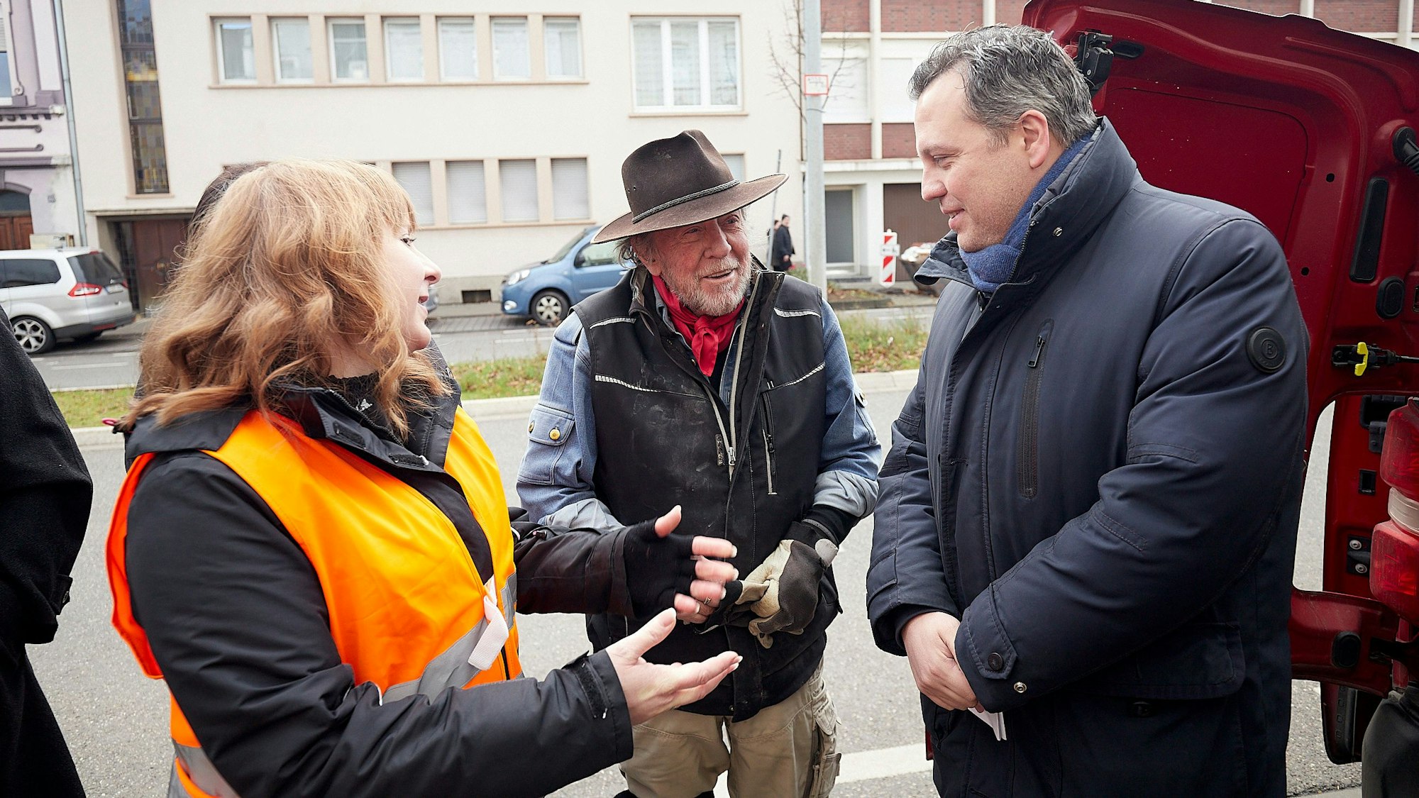 Rechts steht Euskirchens Bürgermeister Sacha Reichelt, in der Mitte Künstler Gunter Demnig und links Sabine Dünnwald vom Euskirchener Stadtarchiv. Sie sprechen über die Verlegung von 37 Stolpersteinen in der Stadt.