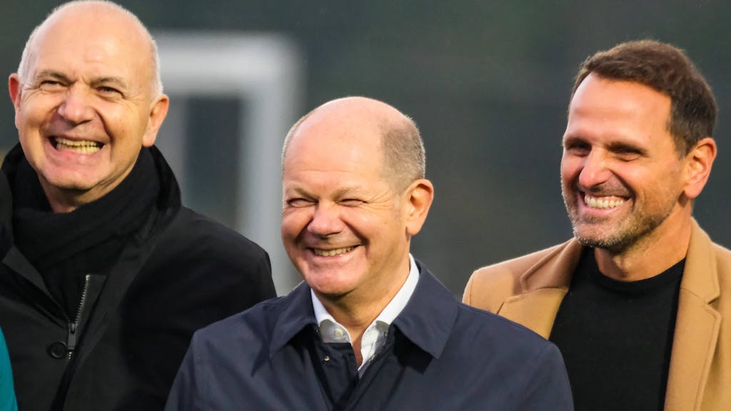 Joti Chatzialexiou, Bundeskanzler Olaf Scholz und DFB-Präsident Bernd Neuendorf lachen bei einem gemeinsamen Termin.