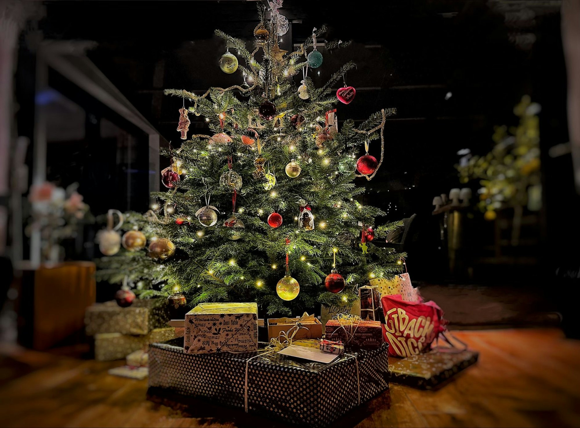 60 selbst gestaltete Weihnachtskugeln kamen am Baum der Familie Krautmacher zusammen.