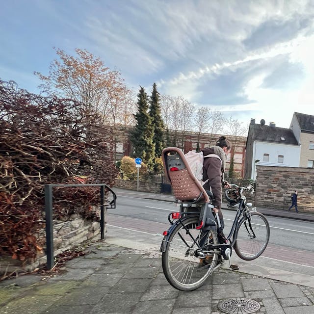 Am Abgang von der Ohmstraße zur Kaiserstraße muss eine Frau ihr Fahrrad die Stufen heruntertragen. Foto: René Denzer