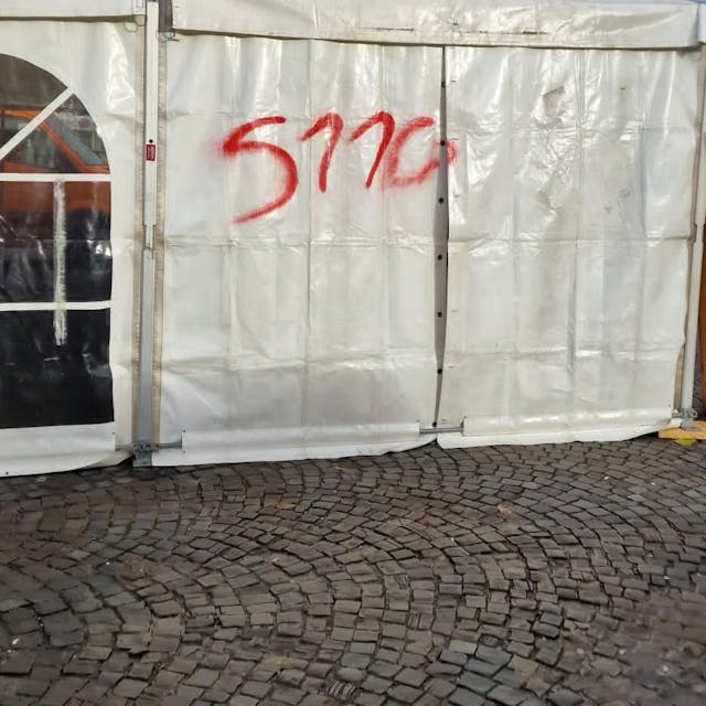 Diese Farbschmiererei wurde auf das Festzelt der Karnevalisten auf dem Lindlarer Markt gesprüht.