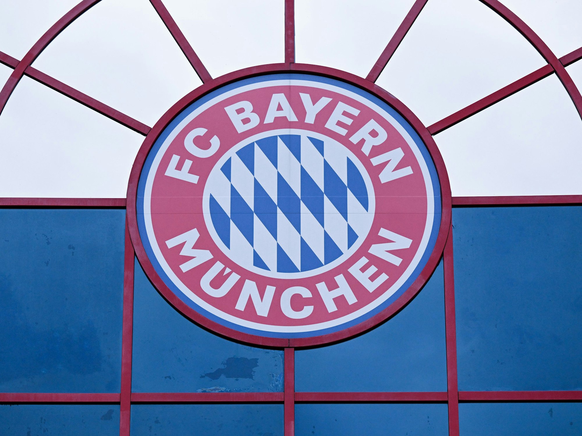 Das Logo von Bayern München ist am Vereinsgelände an der Säbener Straße zu sehen.