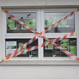 Das Fenster einer Kindertagesstätte in Bergisch Gladbach ist am Montag (11.12.) mit Flatterband abgeklebt.