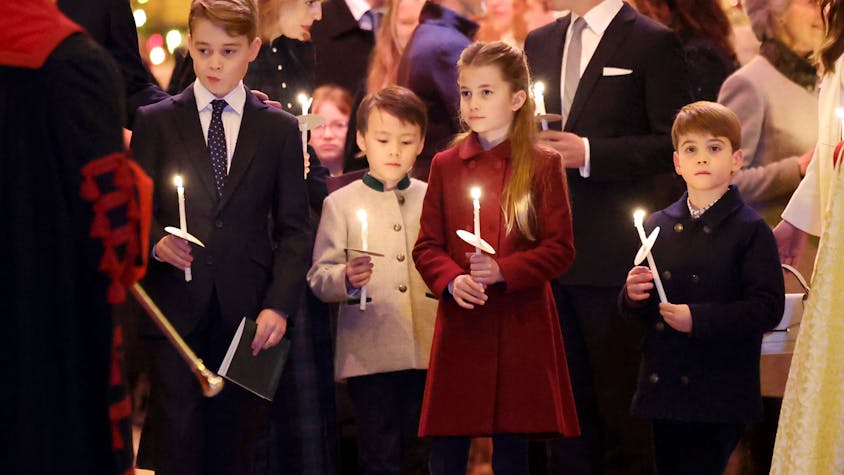 Prinz George (l), der Stiefsohn von Prinzessin Beatrice von York, Christopher (2l), Prinzessin Charlotte (2r) und Prinz Louis (r) nehmen am Gottesdienst „Together At Christmas“ in der Westminster Abbey in London teil.
