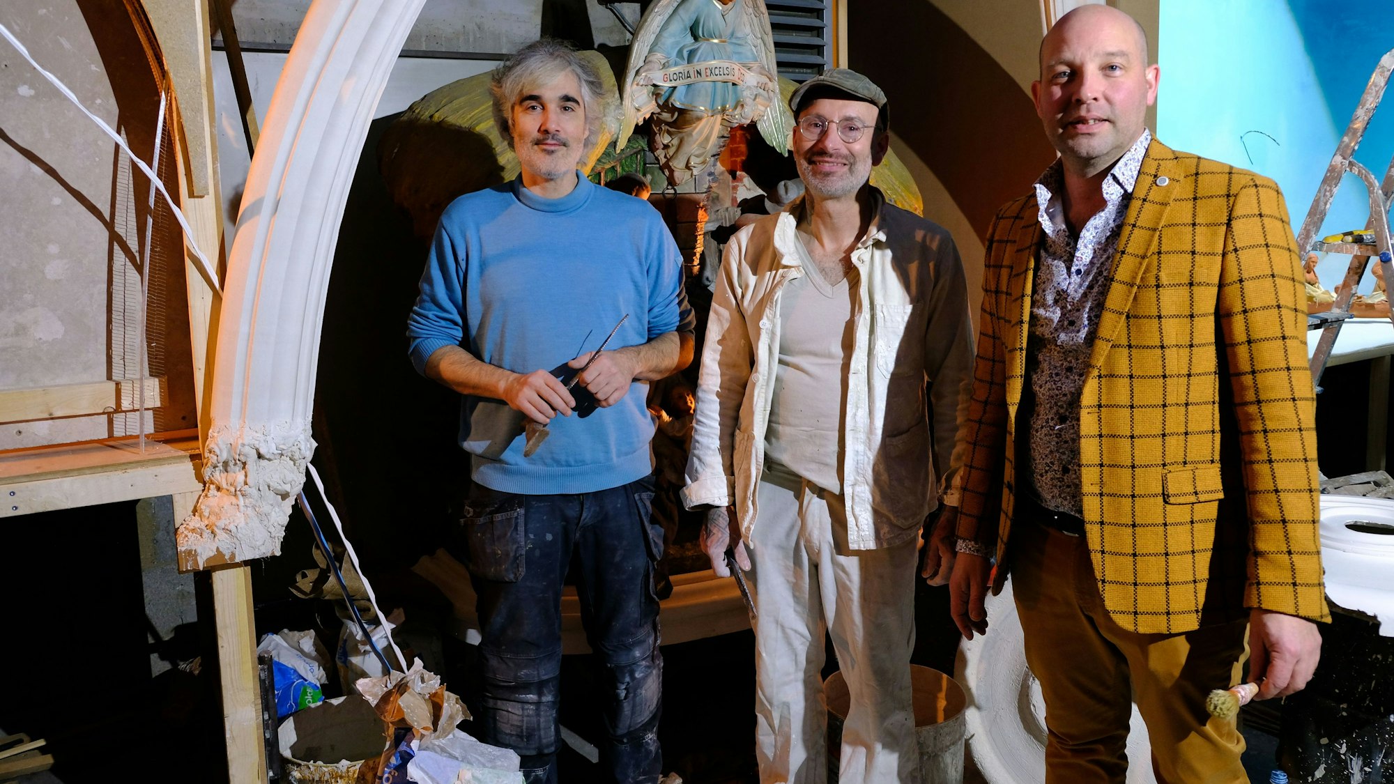 Die Künstler Sebastien Boucherit und Olivier Jaubert und Krippana-Chef Michael Balter (v.l.n.r.) in einer der Ausstellungshallen.