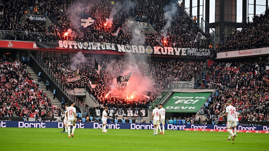 Im Block der Auswärtsfans von Borussia Mönchengladbach im Rhein-Energie-Stadion in Köln wird Pyrotechnik gezündet.