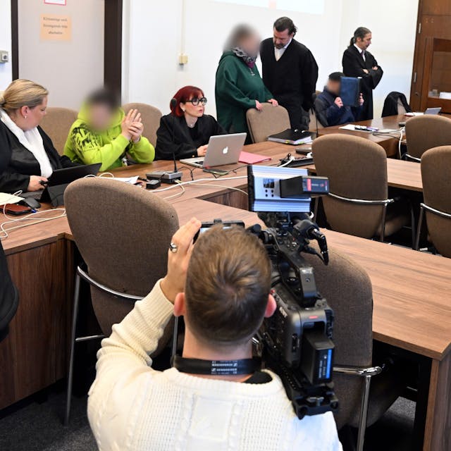12.12.2023, Nordrhein-Westfalen, Köln: Die Angeklagten warten mit ihren Rechtsanwälten auf den Beginn des Prozesses. Zwei Männer und zwei Frauen sollen eine WG-Mitbewohnerin über Wochen geschlagen, gequält und gedemütigt haben.