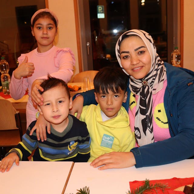 Amani (l.) und Zahra Hlimi (r.) mit ihren Söhnen freuen sich immer wieder auf Weihnachten. Foto: Uwe Schäfer