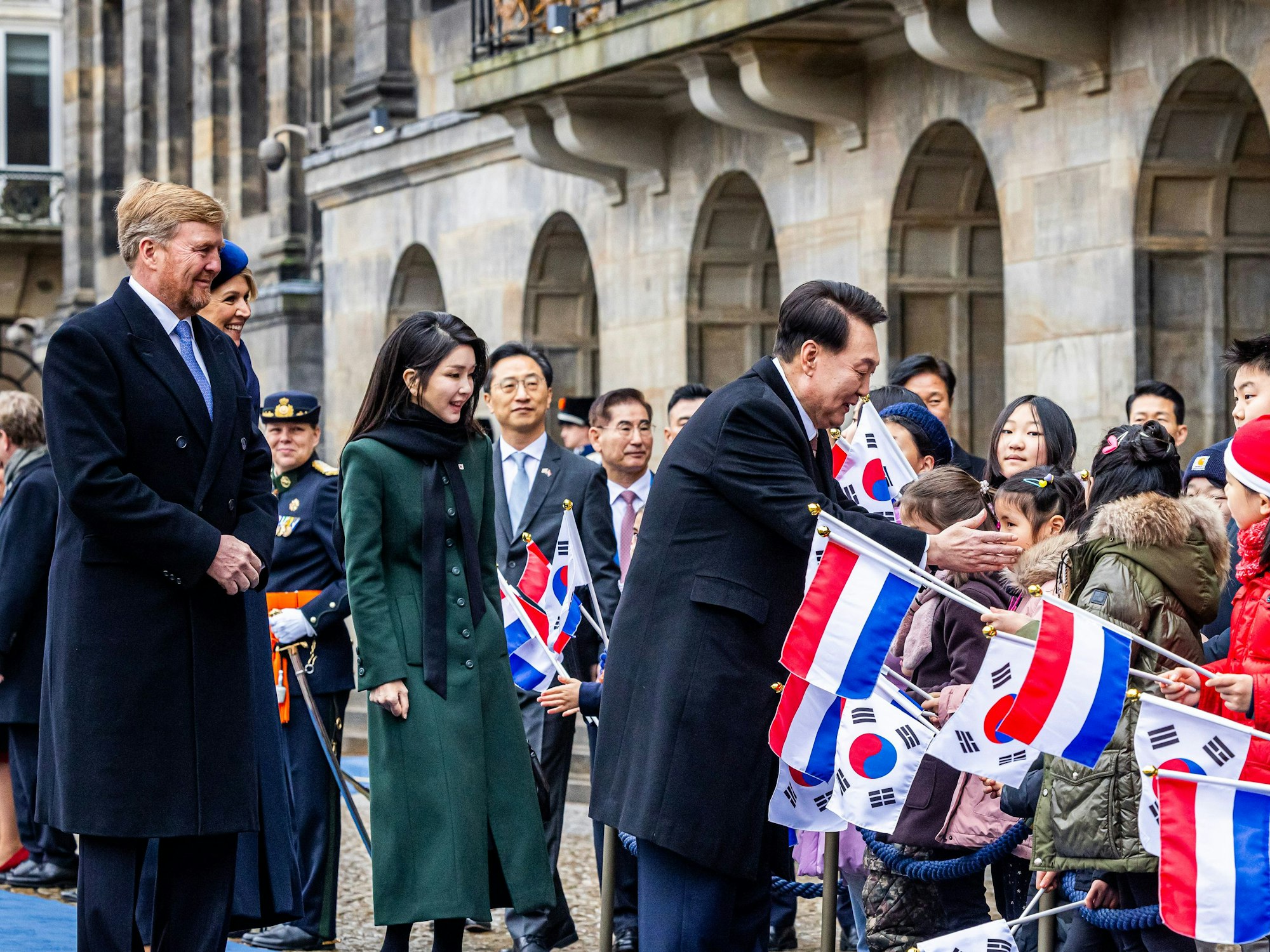 König Willem-Alexander und Königin Maxima begrüßen die Öffentlichkeit zusammen mit dem südkoreanischen Präsidenten Yoon Suk Yeo und seiner Frau Kim Keon Hee im Königlichen Palast zu Beginn des südkoreanischen Staatsbesuchs in den Niederlanden