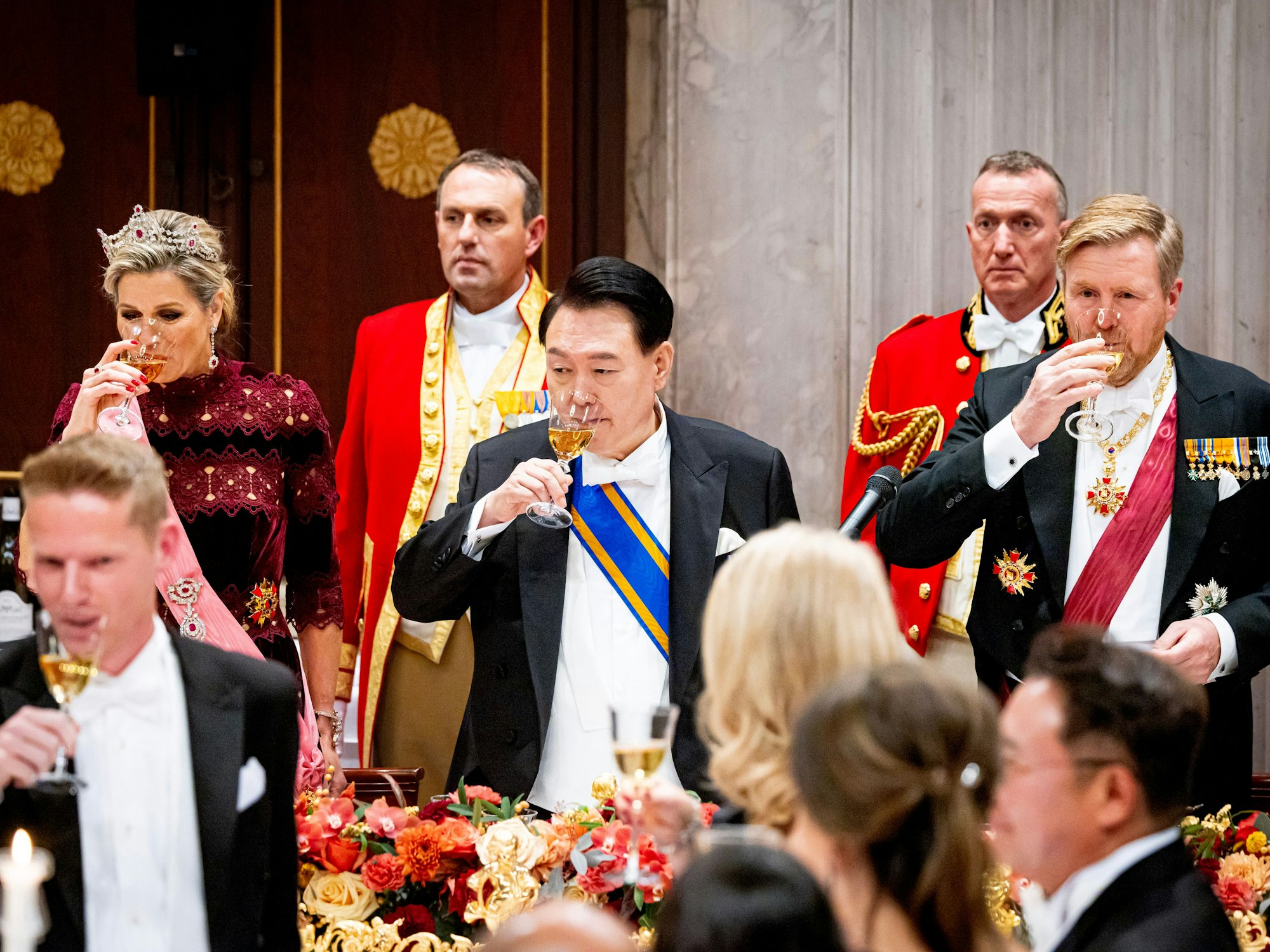 Präsident Yoon Suk Yeol der Republik Korea, König Willem-Alexander und Königin Maxima beim Staatsbankett im Königlichen Palast in Amsterdam.