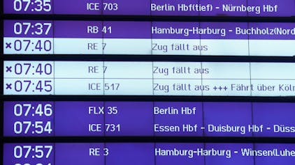 Auf einer Anzeigentafel in einem Bahnhof der Deutschen Bahn werden am Morgen mehrere Zugausfälle angezeigt.