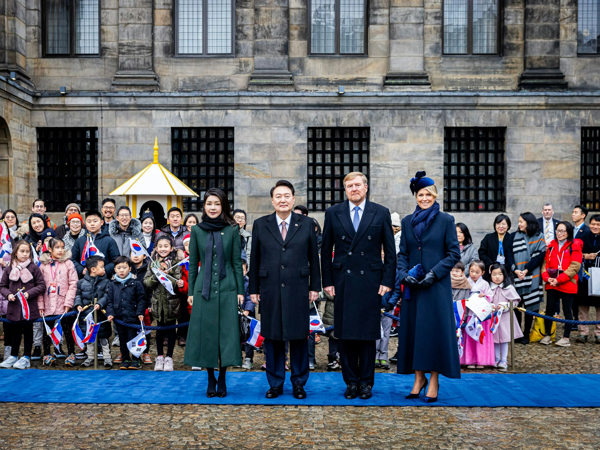 König Willem-Alexander und Königin Maxima begrüßen den südkoreanischen Präsidenten Yoon Suk Yeo und seine Frau Kim Keon Hee zum Auftakt des Staatsbesuchs in den Niederlanden.