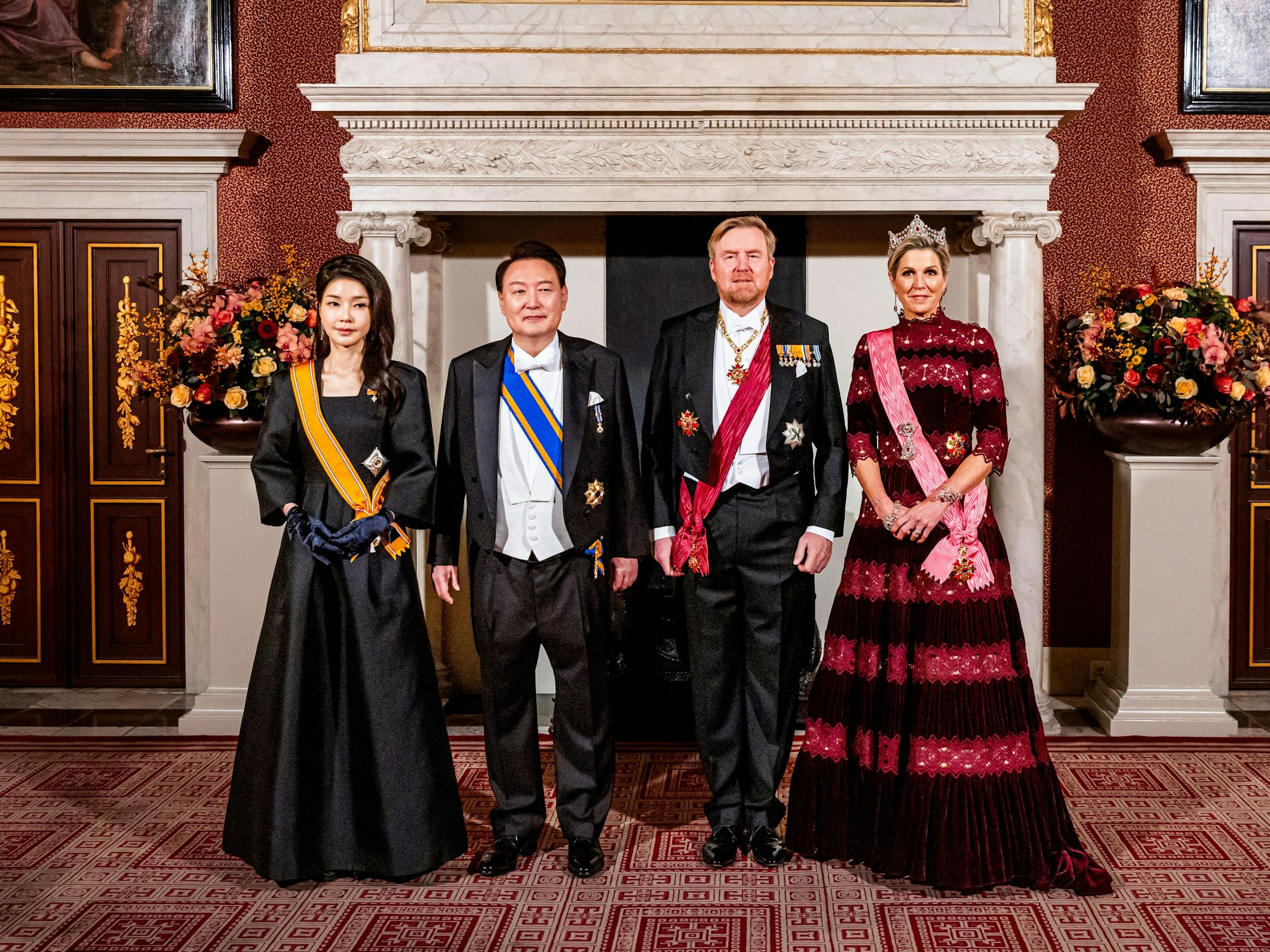 Südkoreas First Lady Kim Keon Hee, Präsident Yoon Suk Yeol der Republik Korea, König Willem-Alexander und Königin Maxima vor dem Staatsbankett im Königlichen Palast in Amsterdam.