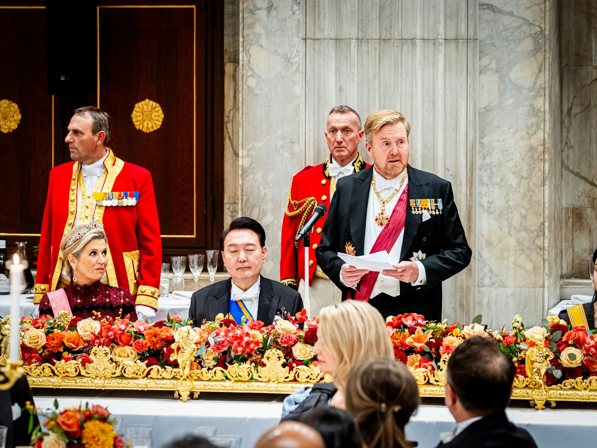 König Willem-Alexander hält beim Staatsbankett im Königlichen Palast in Amsterdam eine Rede.