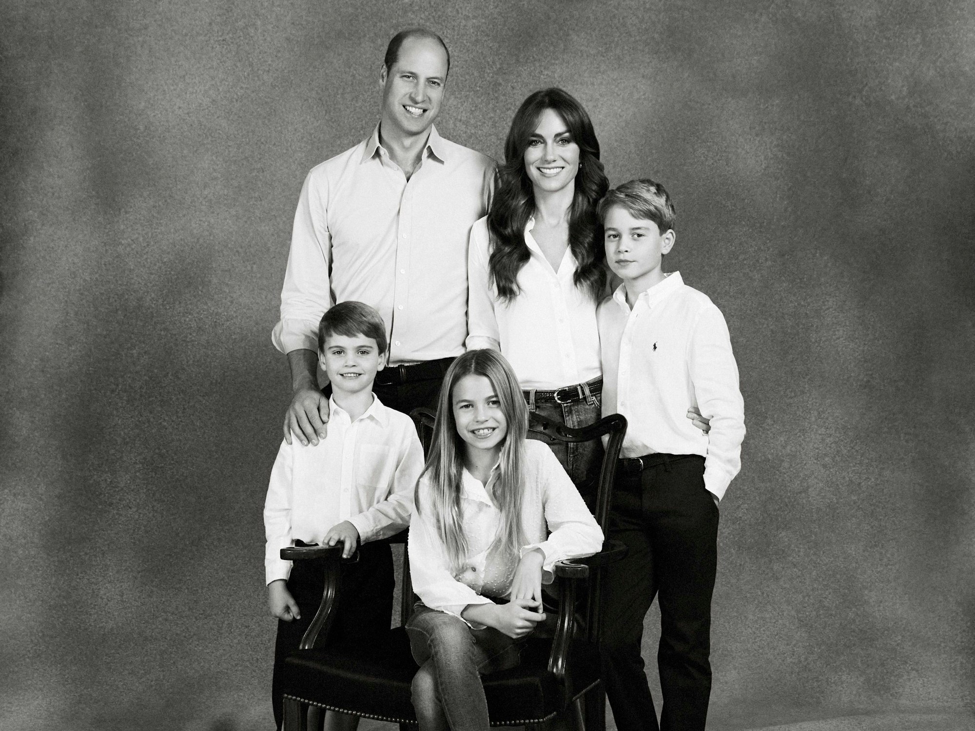 Prinz William, Prinzessin Kate, und ihre drei Kindern Prinz George, Prinzessin Charlotte und Prinz Louis posieren für die Kamera.