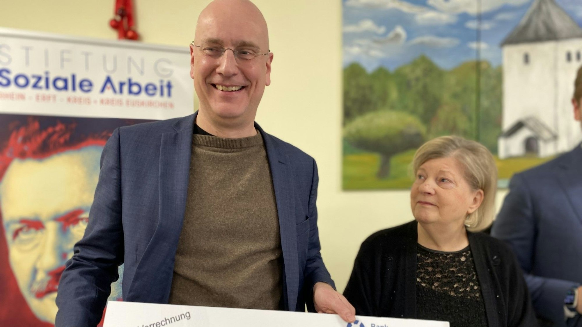 Helga Kühn-Mengel,Vizepräsidentin der Stiftung Soziale Arbeit überreichte Fritjof Schmidt von „Gemeinsam für Brühl“ einen Scheck über 1000 Euro.