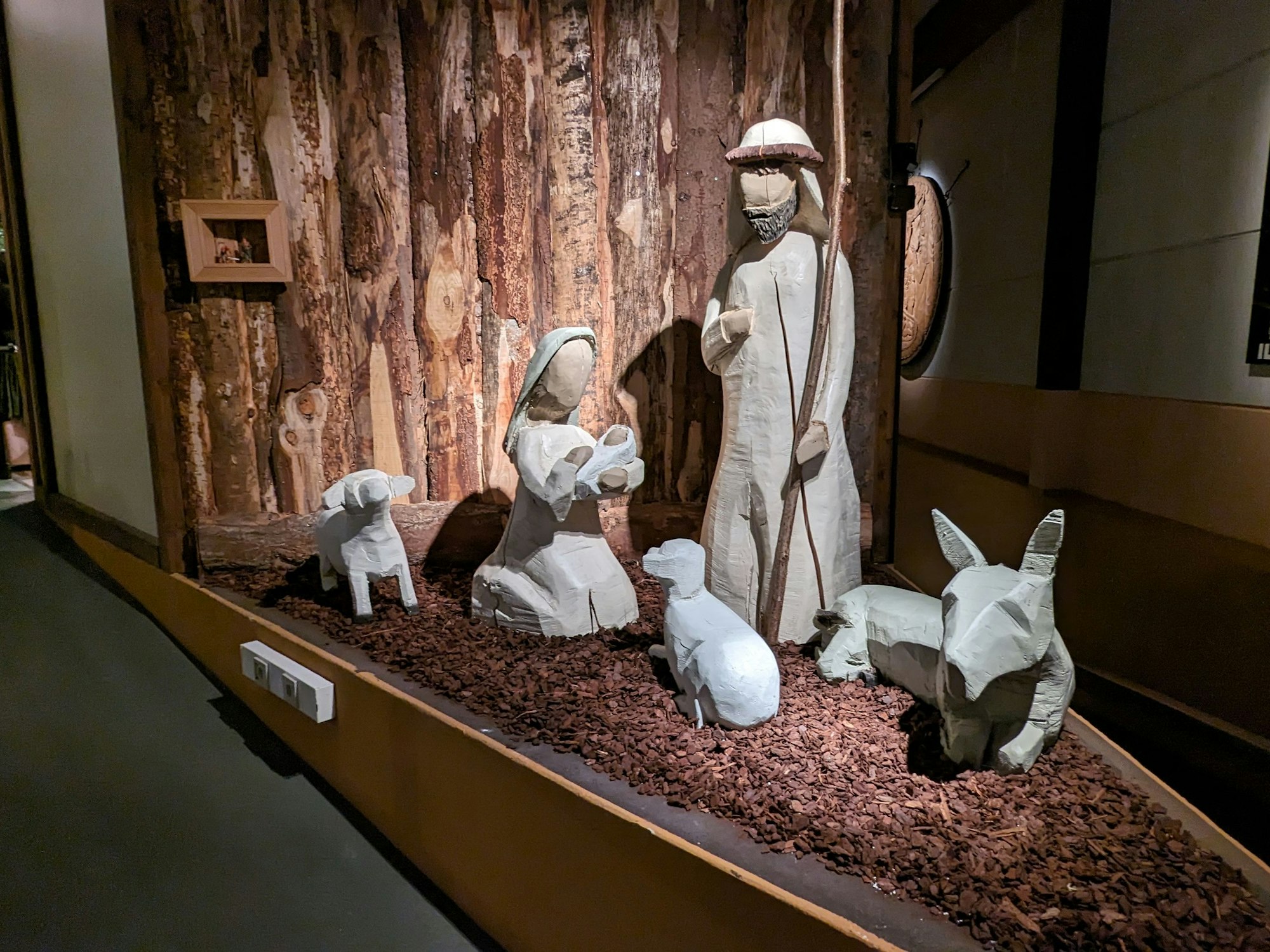 Holzfiguren von Maria, Josef, Jesuskind, Schafen und Esel bei der ArsKrippana in Losheim/Eifel.