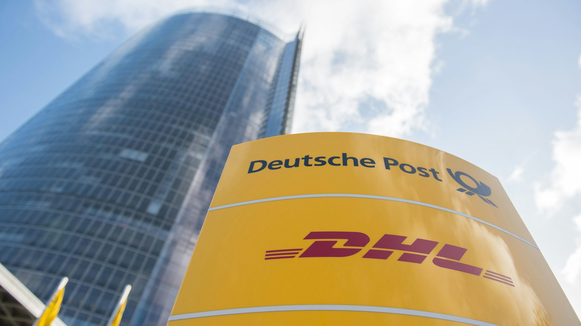 Ein Schild mit dem Logo der Deutschen Post und von DHL steht an der Zentrale des Logistikonzerns.