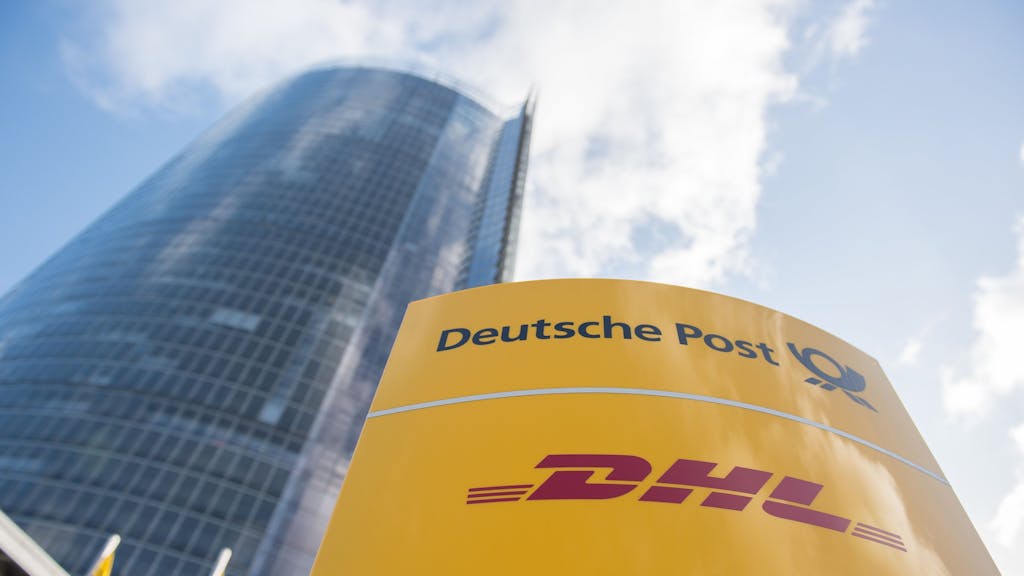 Ein Schild mit dem Logo der Deutschen Post und von DHL steht an der Zentrale des Logistikonzerns.