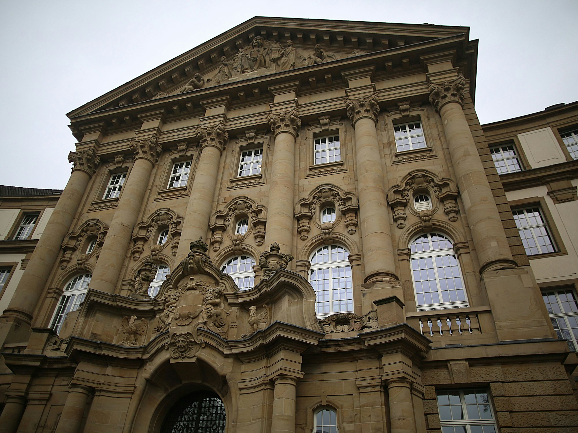 Die Fassade des Oberlandesgerichts ist prächtig mit vielen Verzierungen.