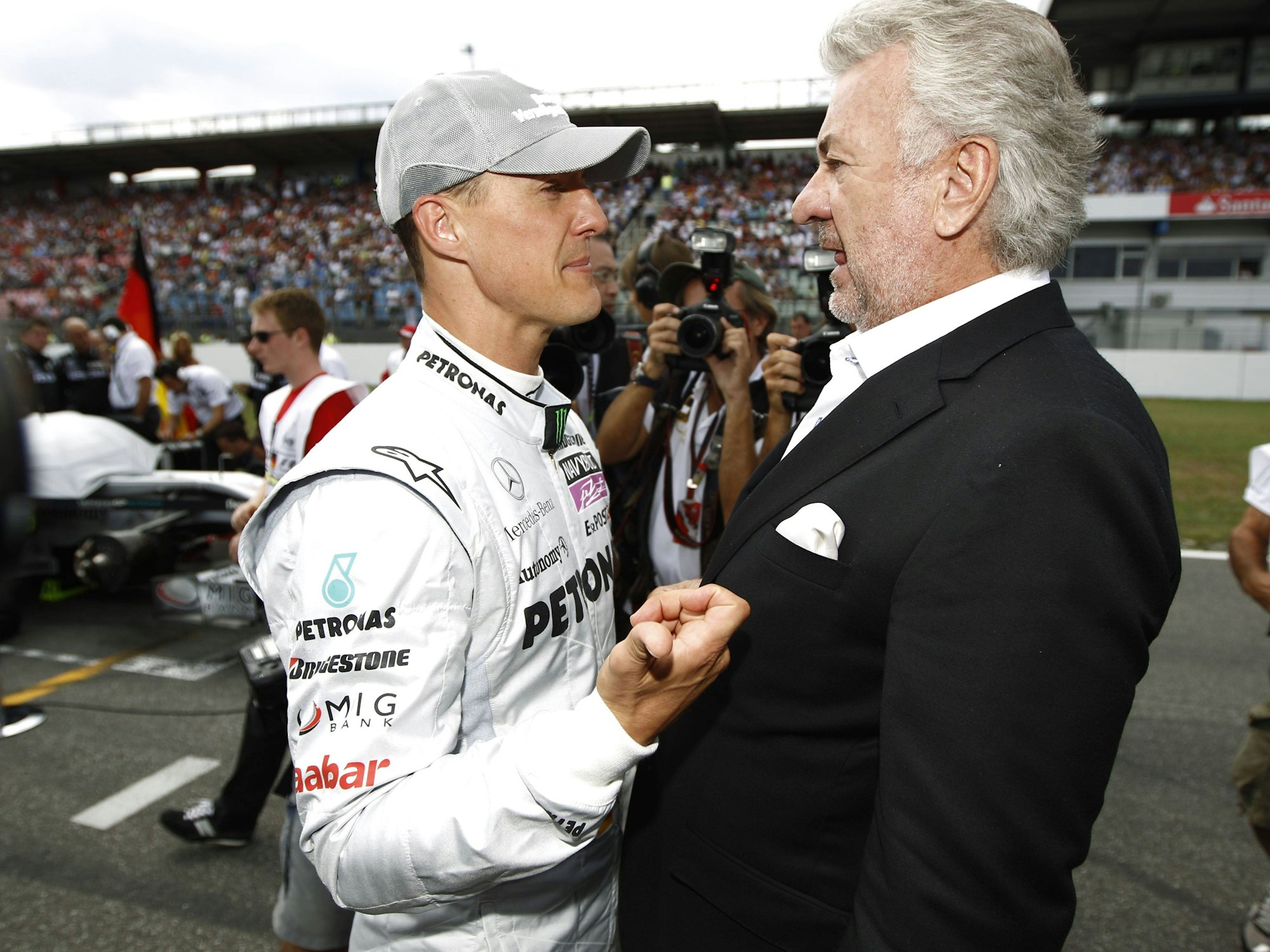 Michael Schumacher und Willi Weber unterhalten sich vor einem Rennen.