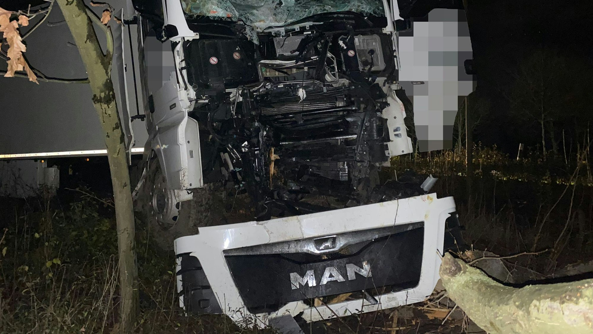 Auf der A555 am Autobahnkreuz Köln-Süd ist ein Lkw-Fahrer bei einem Unfall am Mittwoch, 13. Dezember, leicht verletzt worden. Der Tank des Lkw riss bei dem Unfall auf – ein Bergungsunternehmen rückte zu einem Großeinsatz aus.