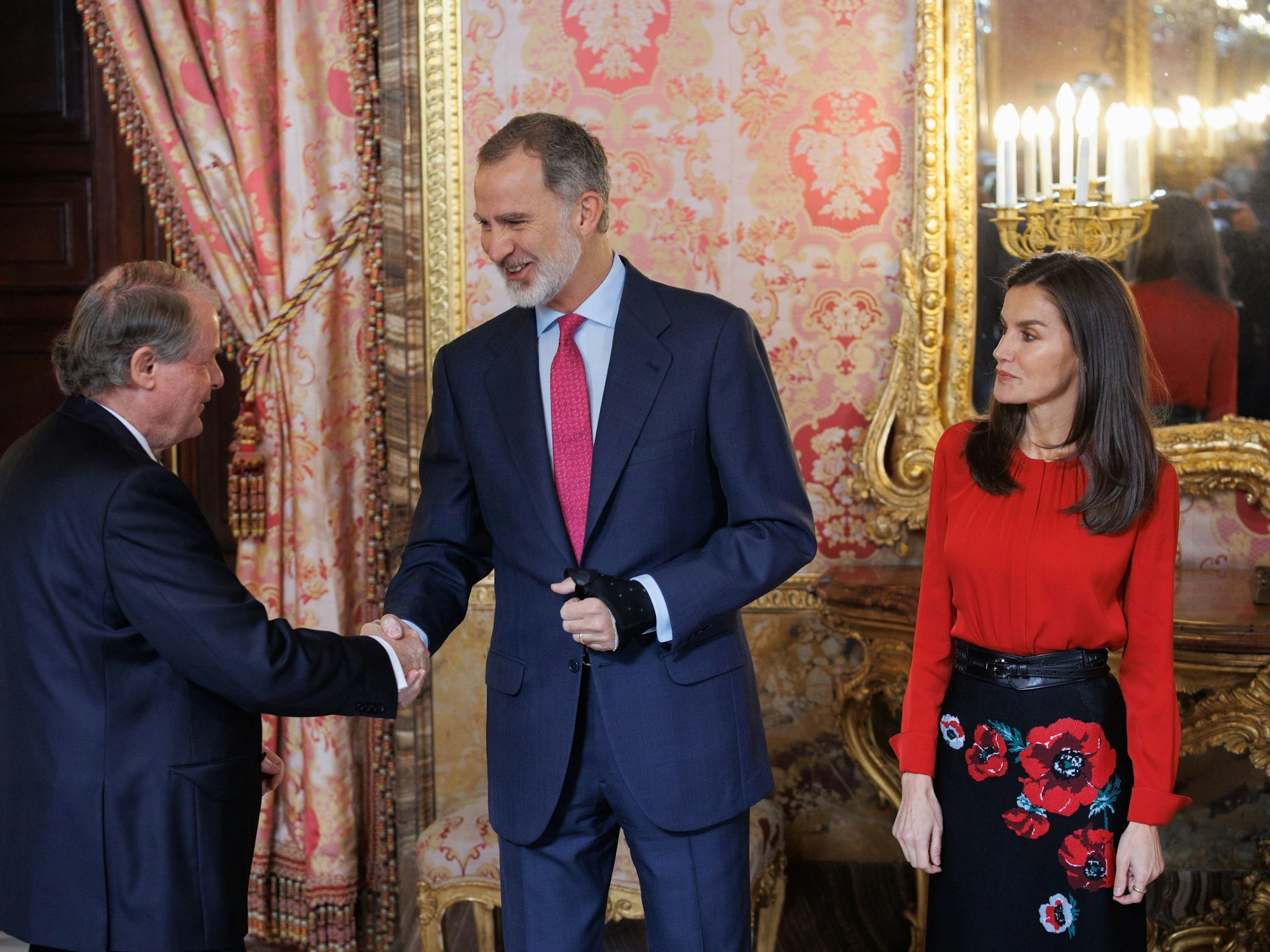 Felipe VI. (m), König von Spanien, und Königin Letizia begrüßen die Teilnehmer der Sitzung des Kuratoriums der Stiftung Prinzessin von Girona im Königlichen Palast in Madrid.