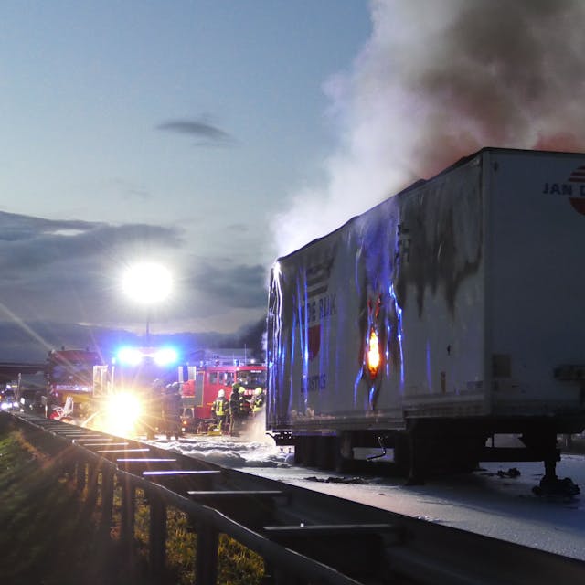 Ein Lastwagen steht brennend auf der Autobahn 61.