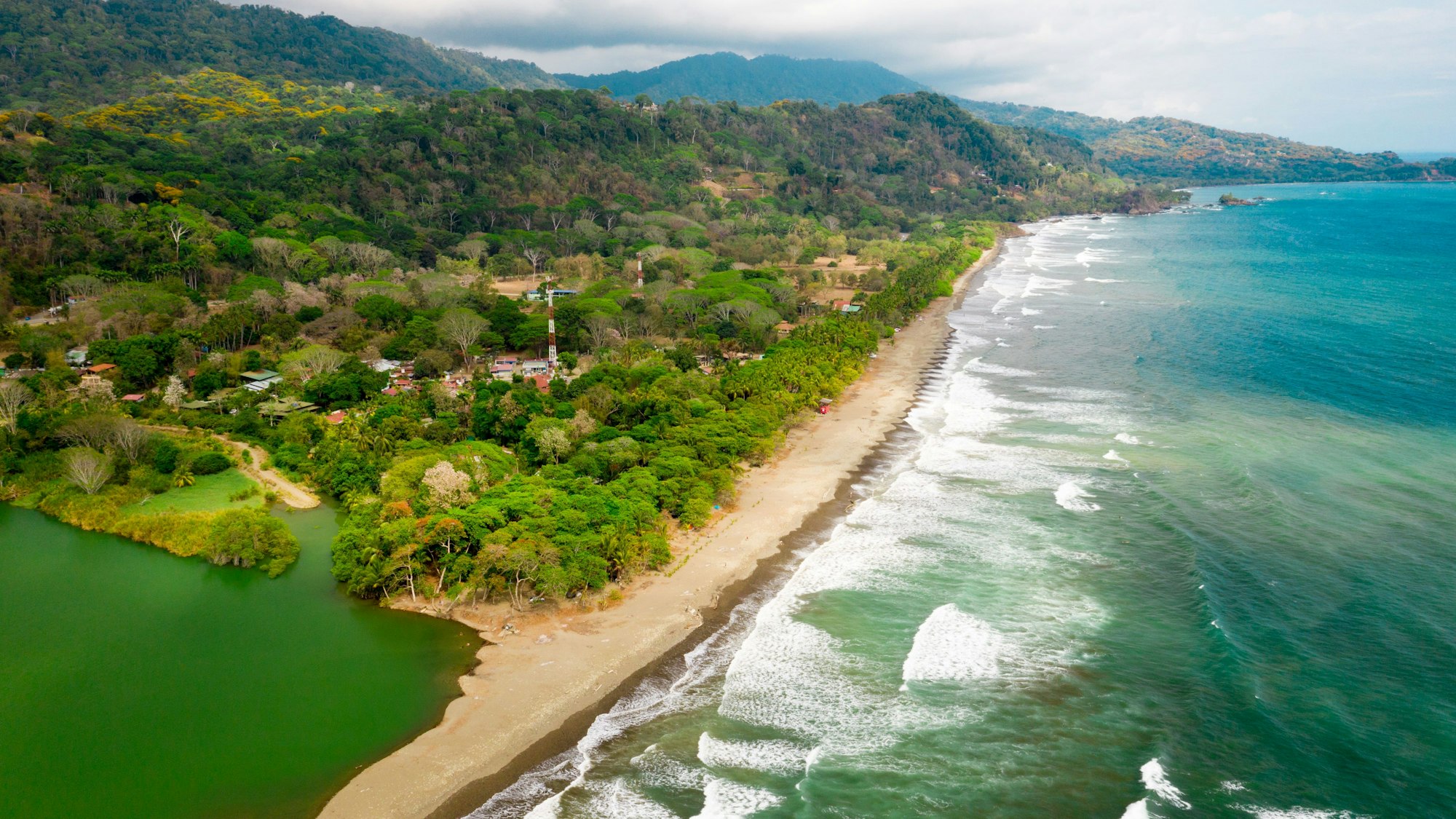 Der Strand der Ortschaft Dominical an der Pazifikküste von Costa Rica, aufgenommen mithilfe einer Drohne.