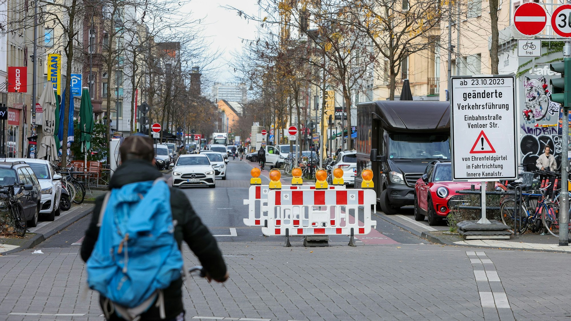 Die Einfahrt zur Venloer Straße ist für Autos gesperrt.