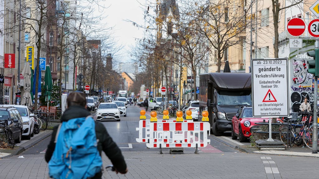 Die Venloer Straße in Köln mit Absperrungen. Sie darf nur noch in eine Richtung befahren werden.