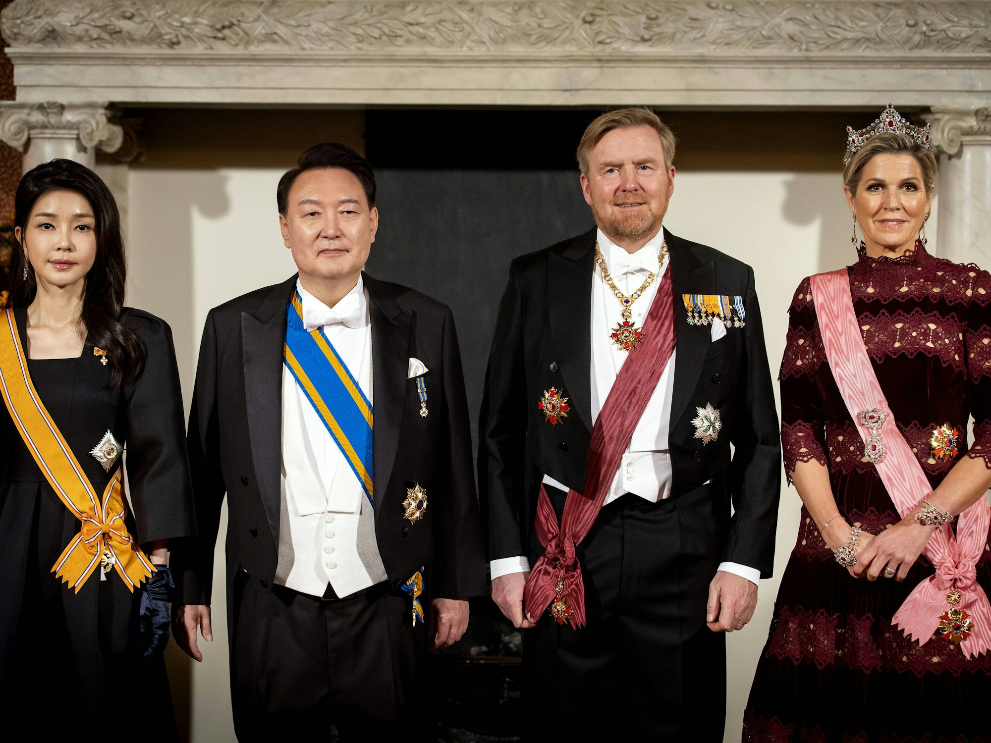 Südkoreas First Lady Kim Keon Hee, Präsident Yoon Suk Yeol der Republik Korea, König Willem-Alexander und Königin Maxima beim Staatsbankett im Königlichen Palast in Amsterdam.