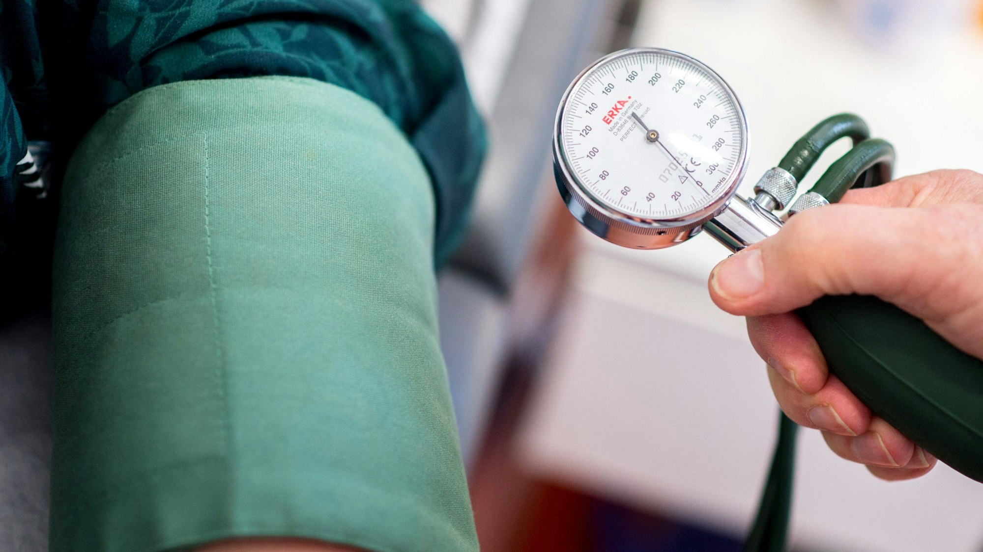 Ein Arzt misst in der Notfall-Triage-Praxis im Klinikum an der Salzdahlumer Straße den Blutdruck einer Patientin.(Symbolbild)