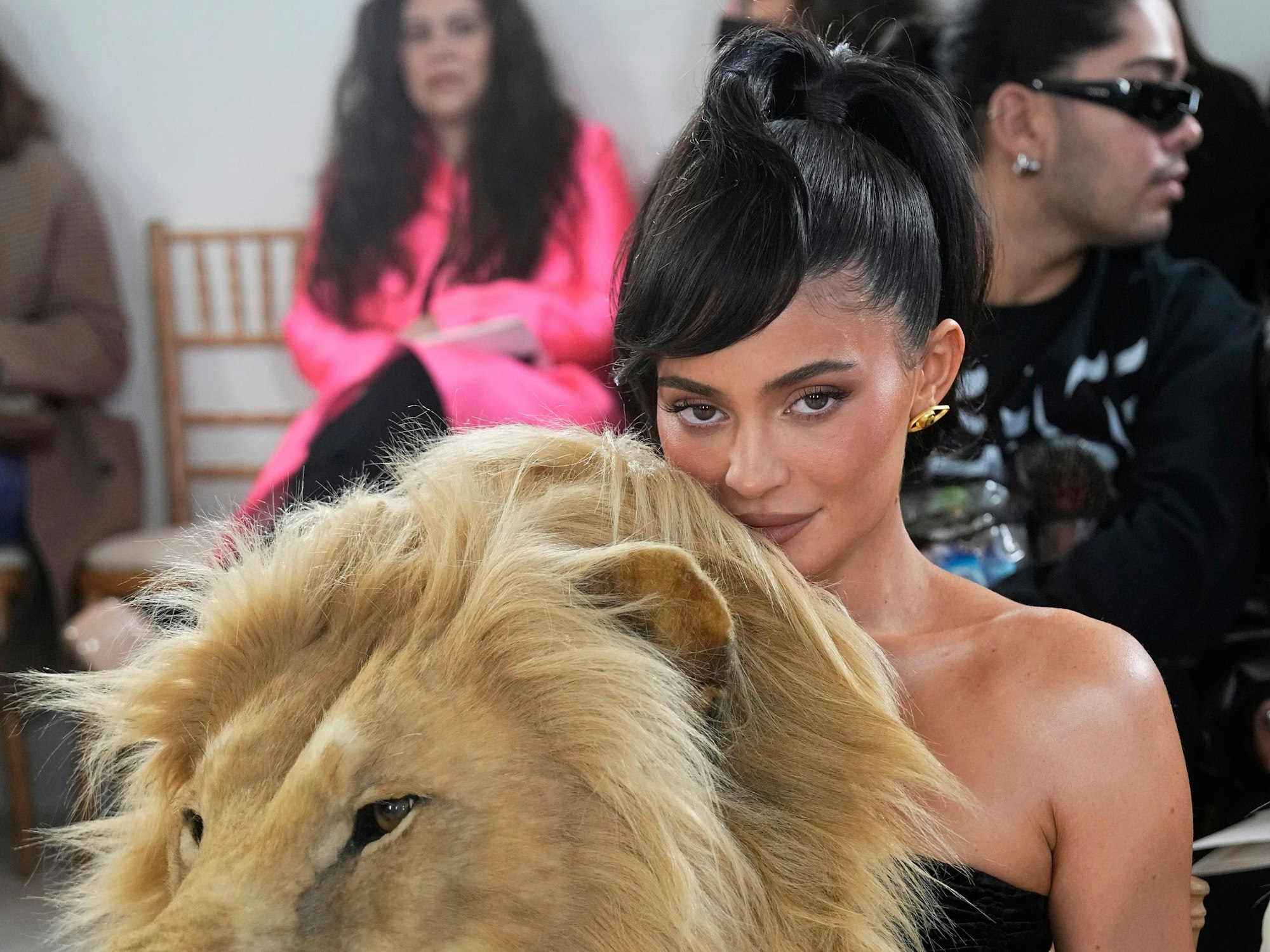 Kylie Jenner posiert in ihrem Kleid mit Löwenkopf für die Fotografen.