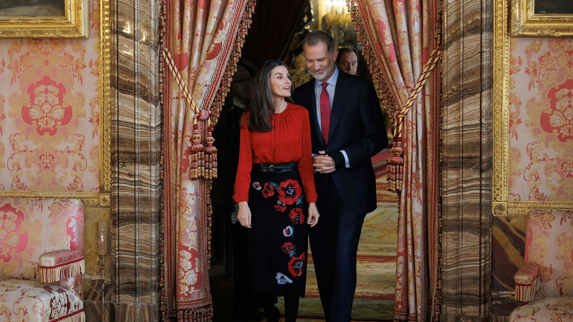 Felipe VI., König von Spanien, und Königin Letizia kommen zur Sitzung des Kuratoriums der Stiftung Prinzessin von Girona im Königlichen Palast in Madrid.
