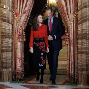 Felipe VI., König von Spanien, und Königin Letizia kommen zur Sitzung des Kuratoriums der Stiftung Prinzessin von Girona im Königlichen Palast in Madrid.