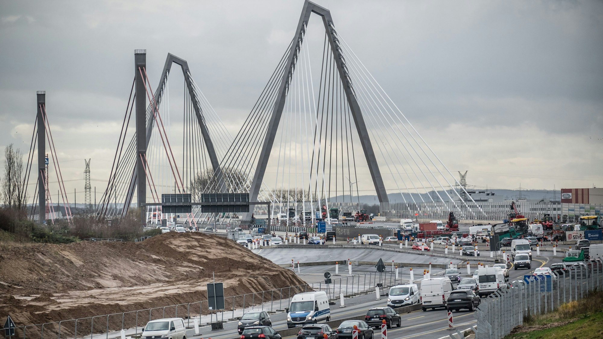 Die alte und die erste neue Leverkusener Brücke. Foto: Ralf Krieger
