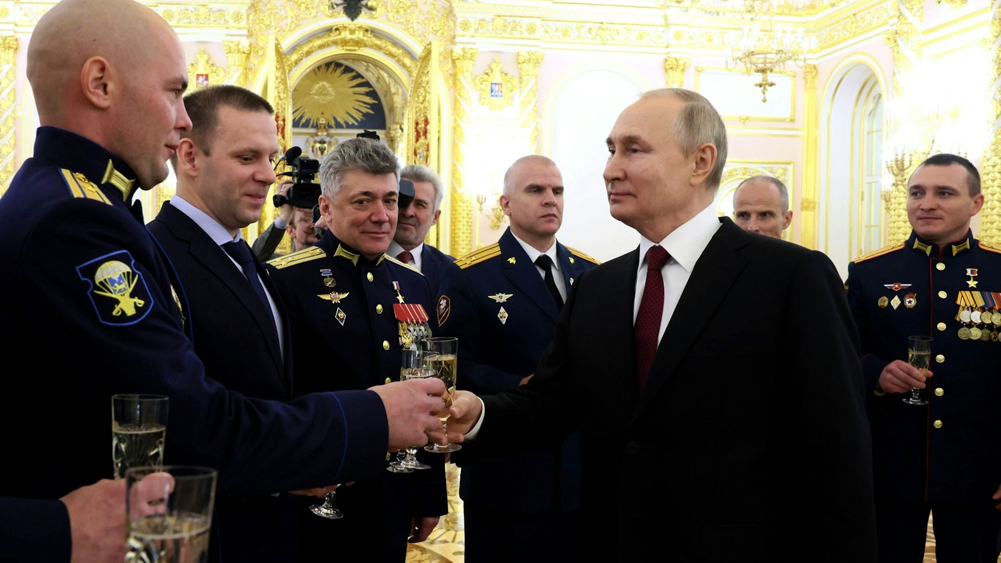 Der russische Präsident Wladimir Putin stößt mit Soldaten an, die als „Helden Russlands“ ausgezeichnet wurden. Mehr als 300.000 russische Soldaten sollen seit Kriegsbeginn getötet oder verwundet worden sein.