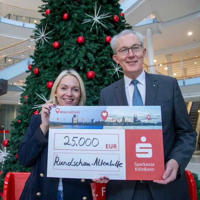 Julia Heinen freut sich über den großzügigen Spendenscheck, den ihr Ulrich Voigt, Vorstandsvorsitzender der Sparkasse, überreicht.